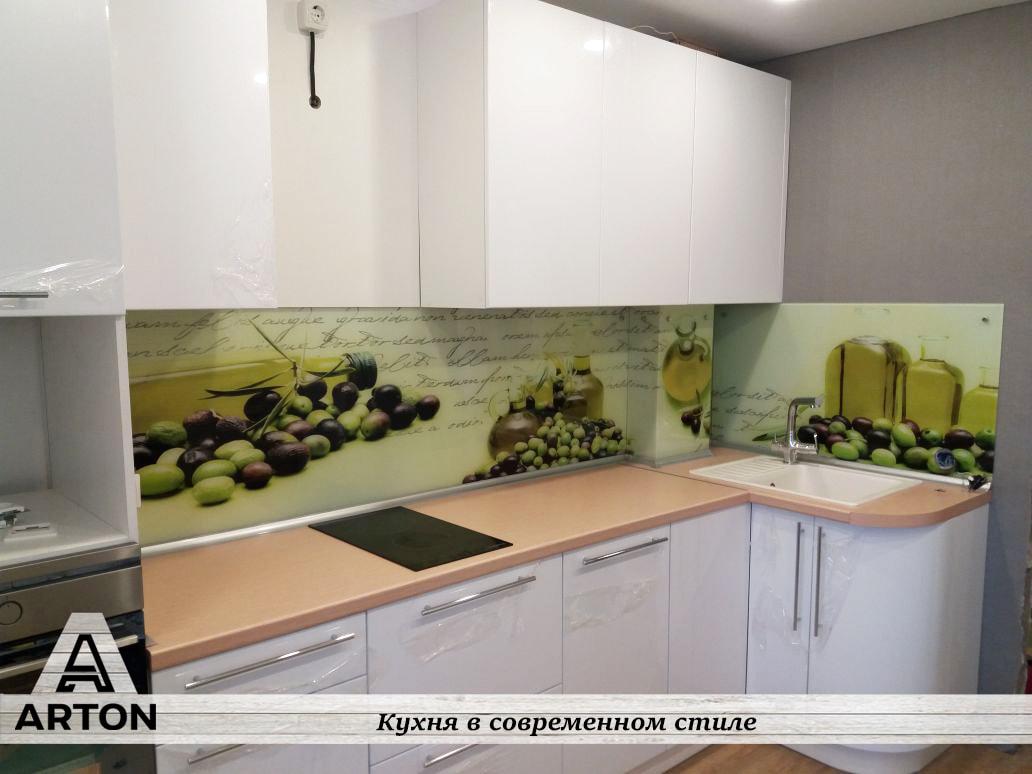 Кухня под заказ с фартуком из стекла